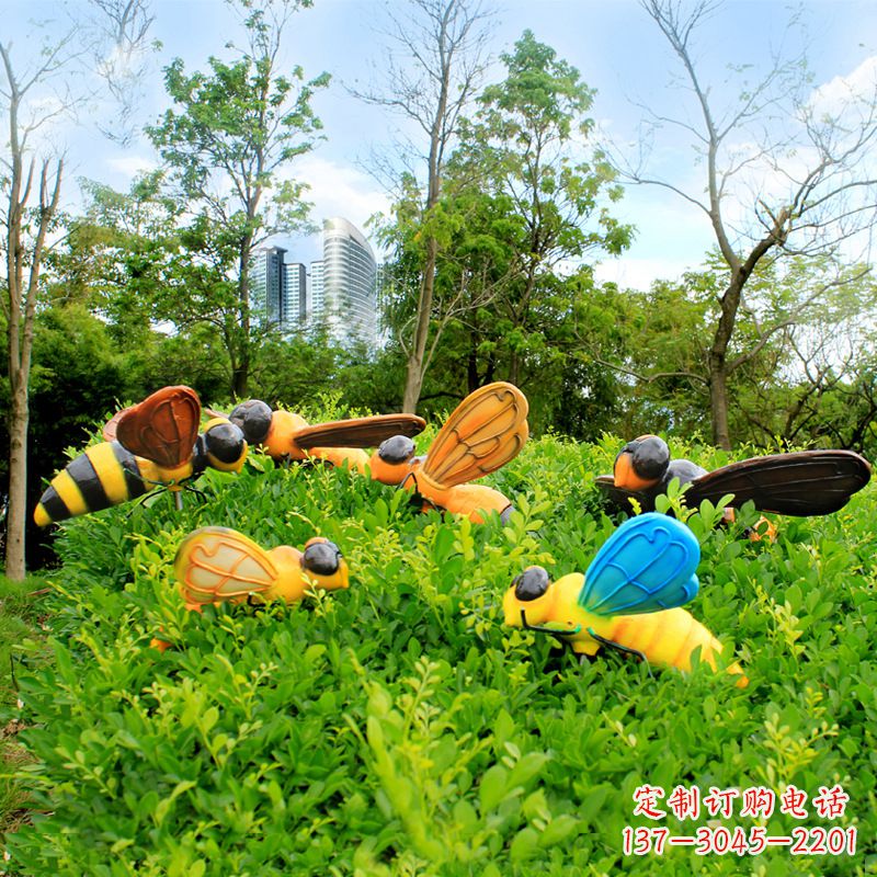 四川公园草丛中的蜜蜂雕塑