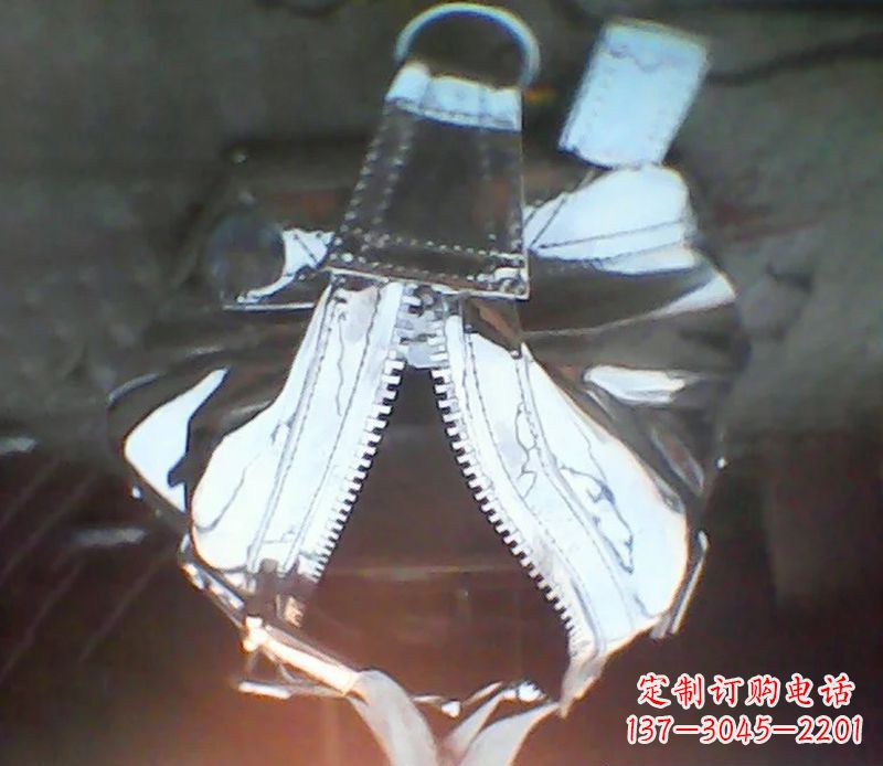 四川精美不锈钢手提包雕塑