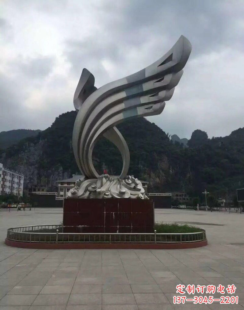 四川翅膀雕塑——环绕不锈钢广场的精美艺术品