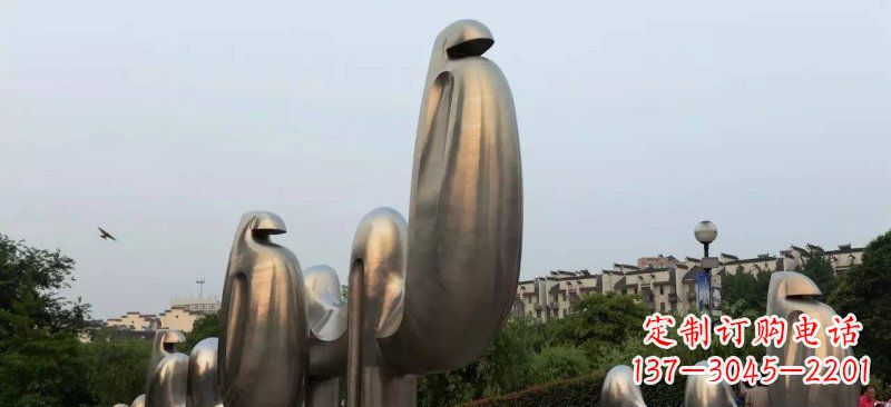 四川不锈钢广场上的骆驼雕塑