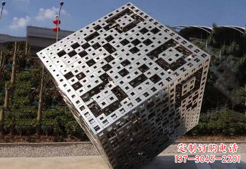 四川不锈钢广场上的魔方雕塑