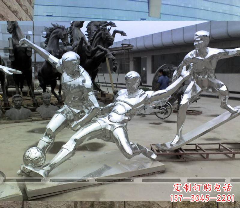 四川玩足球的不锈钢雕塑