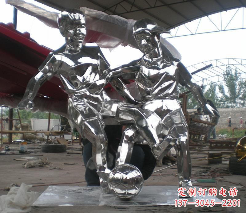 四川展现足球精神的不锈钢雕塑