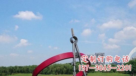 四川不锈钢圆规雕塑环绕着美景