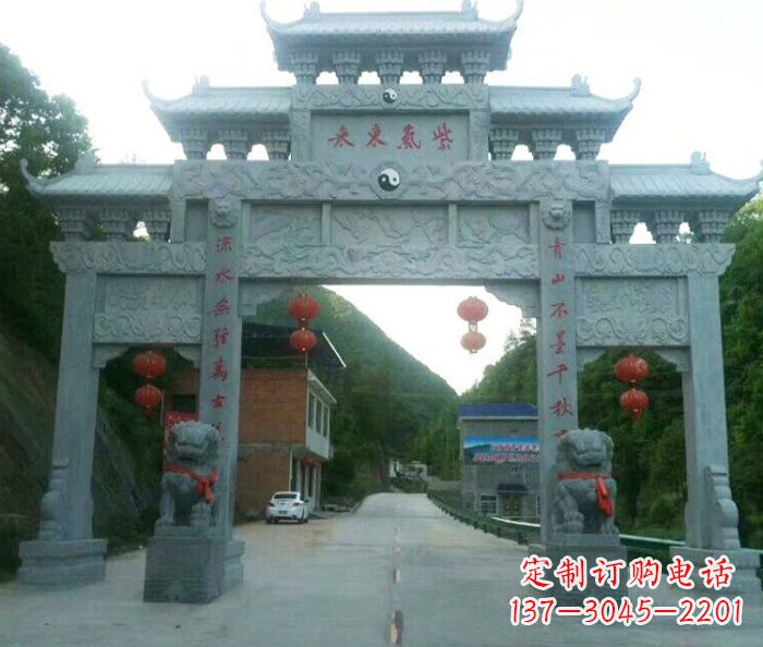 四川“村口三门石雕牌楼——传承文化的艺术”