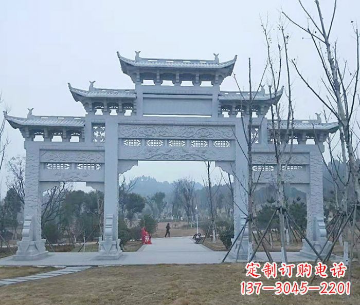 四川村口三门石雕牌楼古朴华丽