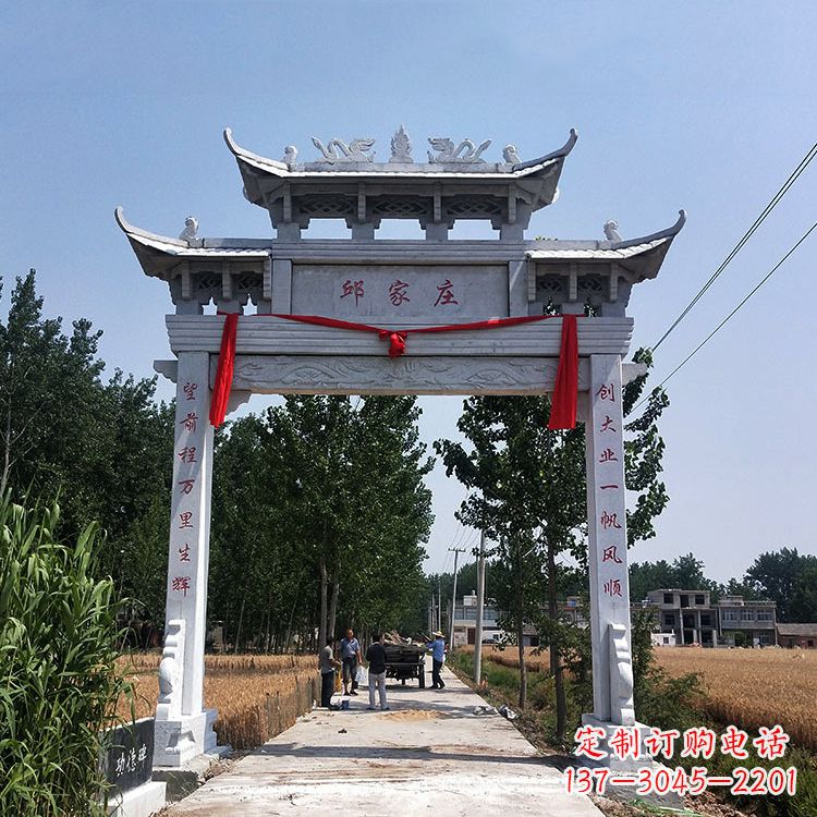 四川古村落中的石牌坊雕塑