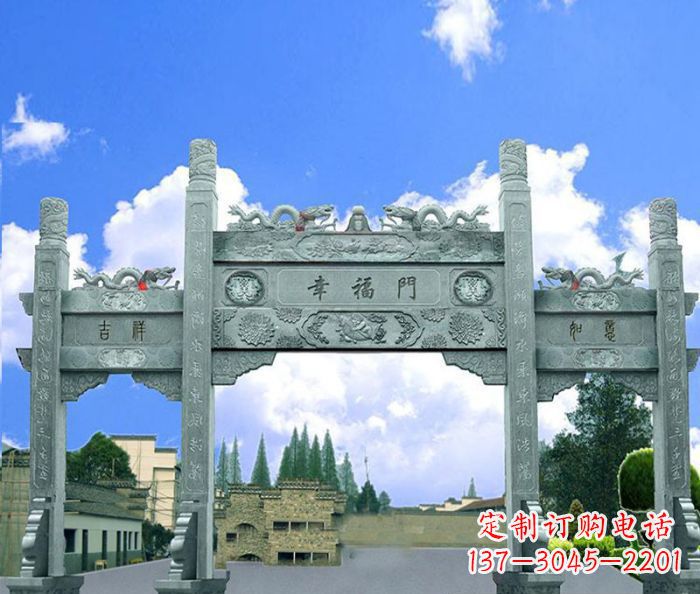 四川村庄三门石雕牌坊