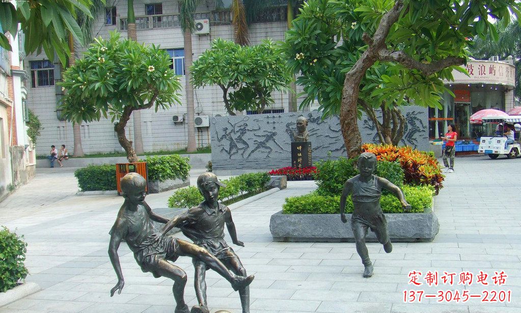四川小孩踢足球铜雕